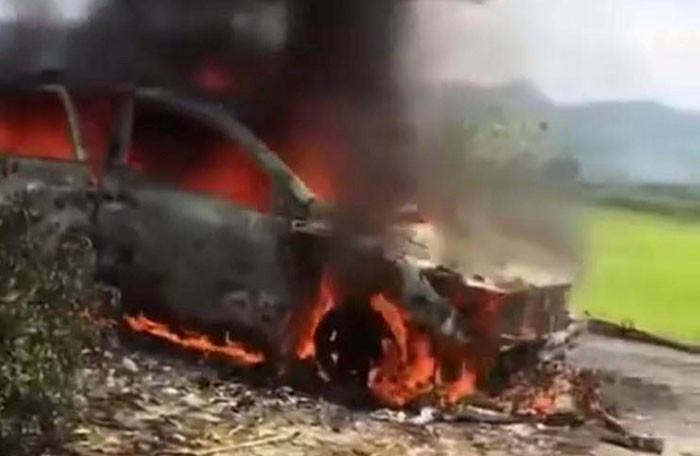 Ô tô đang chạy bất ngờ bốc cháy dữ dội, cả gia đình 4 người ở Nghệ An thoát chết